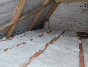 Zateplení stropu rodinného domu pomocí foukané izolace